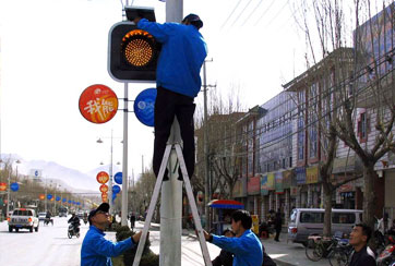 2006年3月22日，西藏澳门新葡游戏公司员工正在安装向拉萨捐赠太阳能交通指示灯